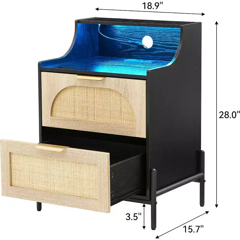 Table de chevet en rotin avec station de charge et lumières LED, table de chevet à 2 tiroirs, table d'appoint de rangement pour chambre à coucher, salon, noir