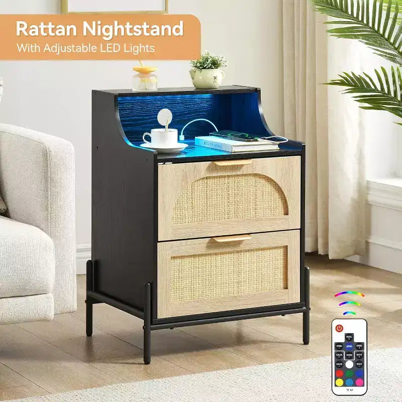 Table de chevet en rotin avec station de charge et lumières LED, table de chevet à 2 tiroirs, table d'appoint de rangement pour chambre à coucher, salon, noir