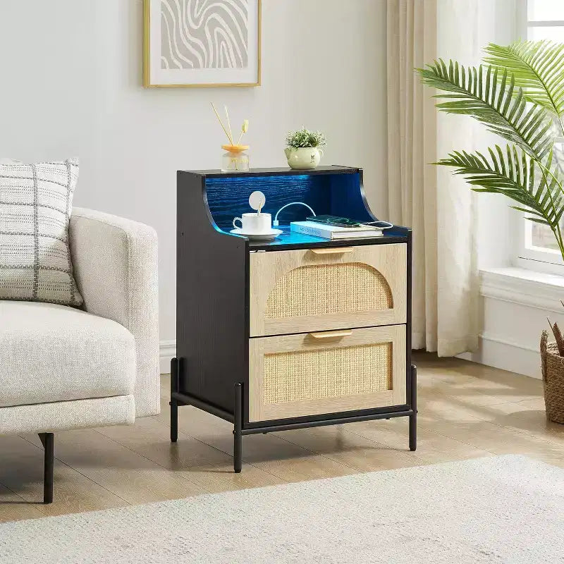 Table de chevet en rotin avec station de charge et lumières LED, table de chevet à 2 tiroirs, table d'appoint de rangement pour chambre à coucher, salon, noir
