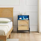 Table de chevet en rotin avec station de charge et lumières LED, table de chevet à 2 tiroirs, table d'appoint de rangement pour chambre à coucher, salon, noir
