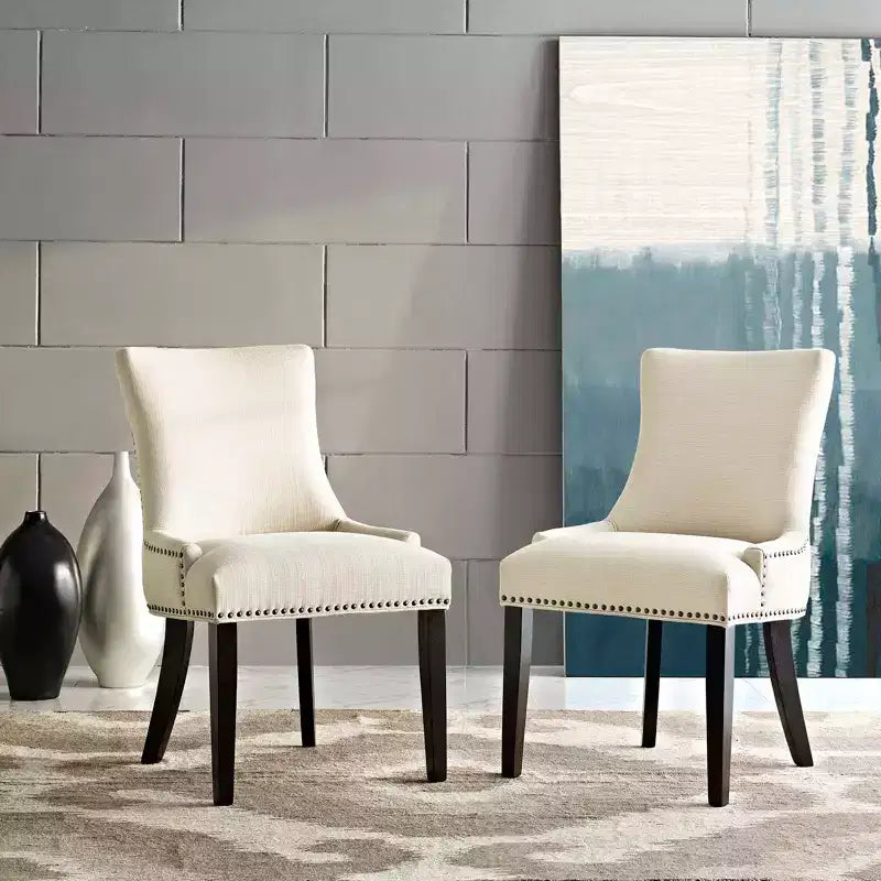 Lot de 2 chaises de salle à manger Marquis en tissu beige : dossier sablier, garniture cloutée, pieds en bois