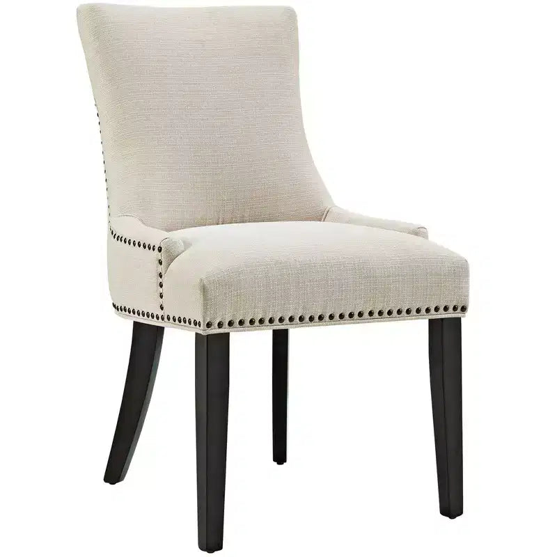 Lot de 2 chaises de salle à manger Marquis en tissu beige : dossier sablier, garniture cloutée, pieds en bois