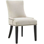 Lot de 2 chaises de salle à manger Marquis en tissu beige : dossier sablier, garniture cloutée, pieds en bois