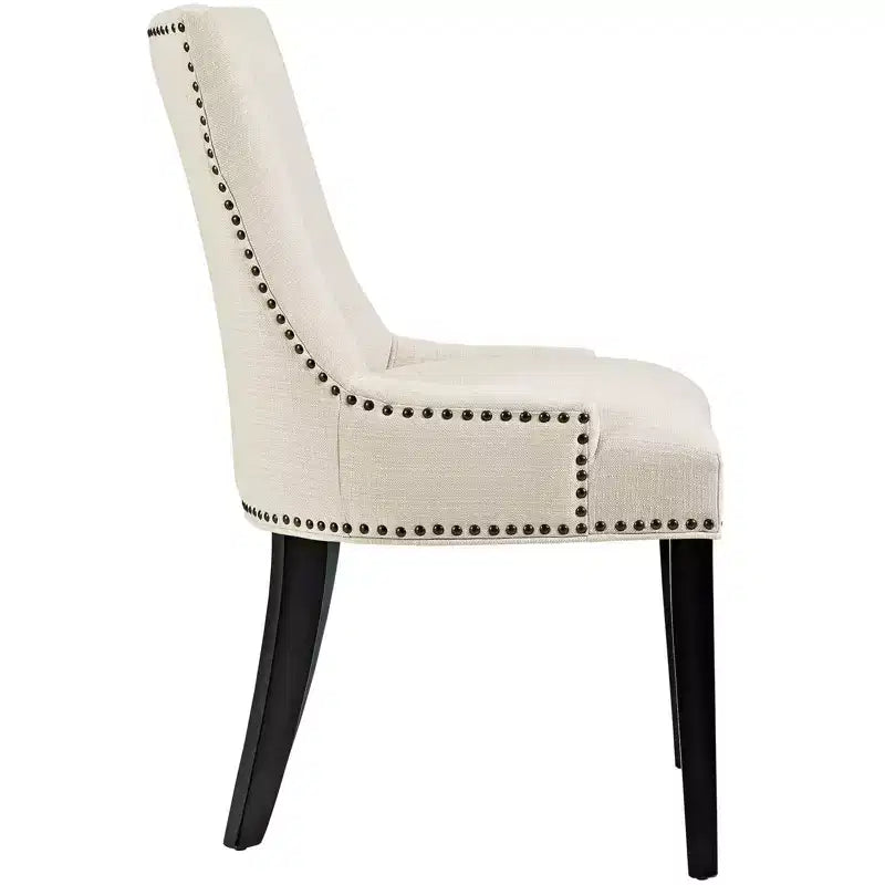 Lot de 2 chaises de salle à manger Marquis en tissu beige : dossier sablier, garniture cloutée, pieds en bois