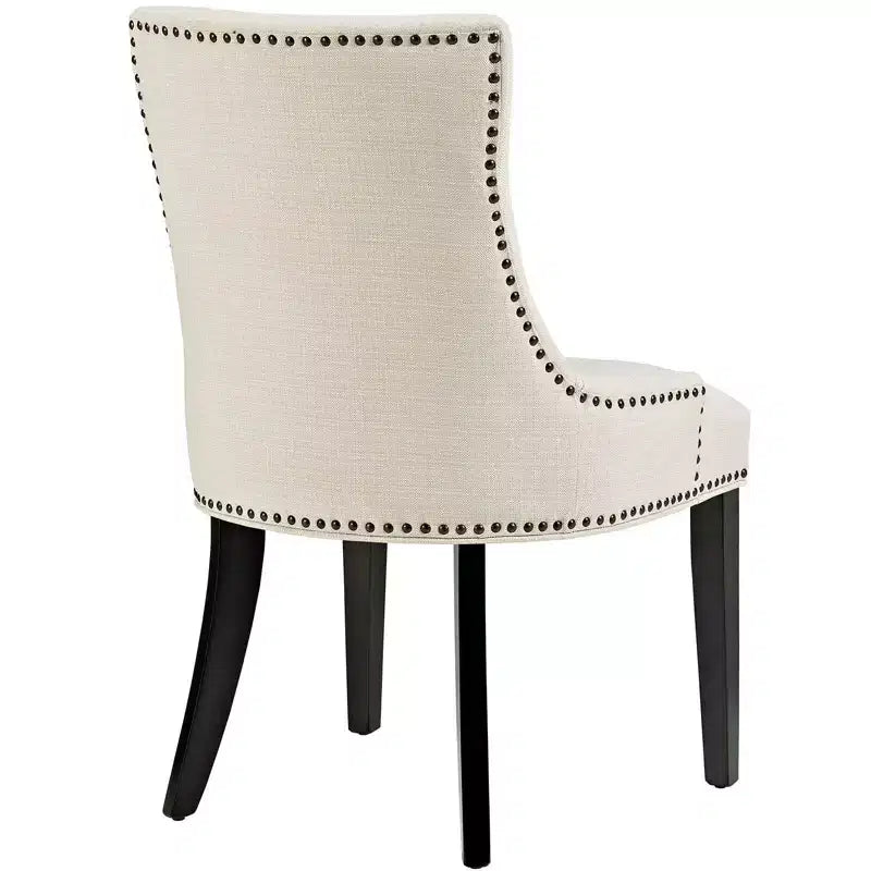 Lot de 2 chaises de salle à manger Marquis en tissu beige : dossier sablier, garniture cloutée, pieds en bois